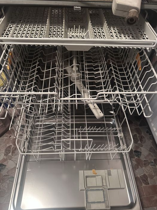 Masina de spalat vase pentru piese Miele