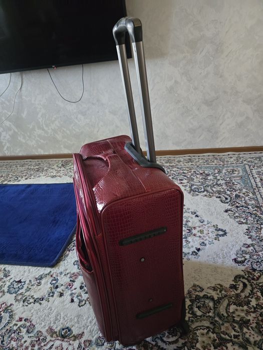 Продаю чемодан на колесах