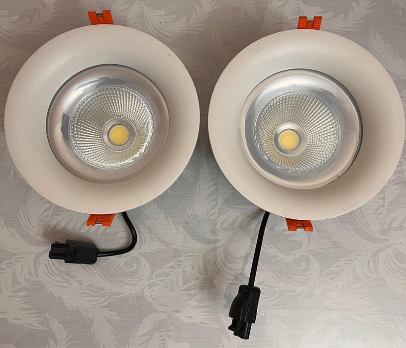 Vand 2 reflectoare 40W incastrabile