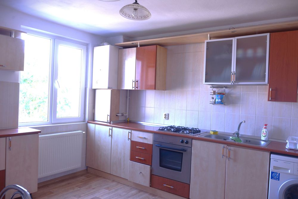 Inchiriez apartament 3 camere la pret de 2