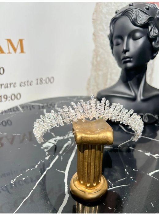 Rochie de mireasa mărimea M stare foarte buna si diadema Mary zirconiu cubice placata aur alb elemente Swarrovski