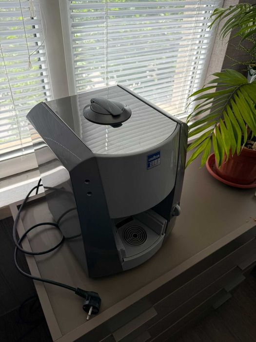 Lavazza BLUE B 1000 с капсули – отлично състояние, пълен комплект