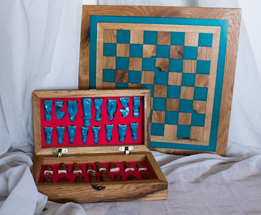 Tabla de sah cu piese din ceramica