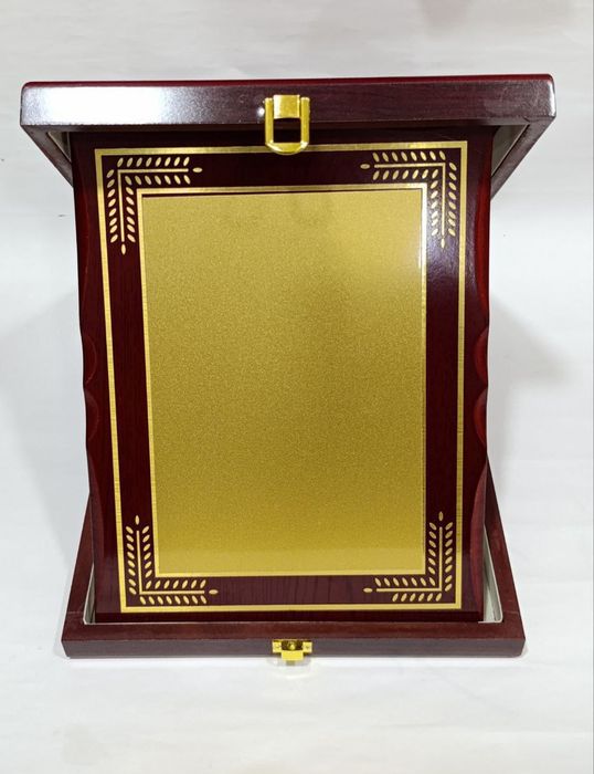 Подарочная плакетка с металлической табличкой