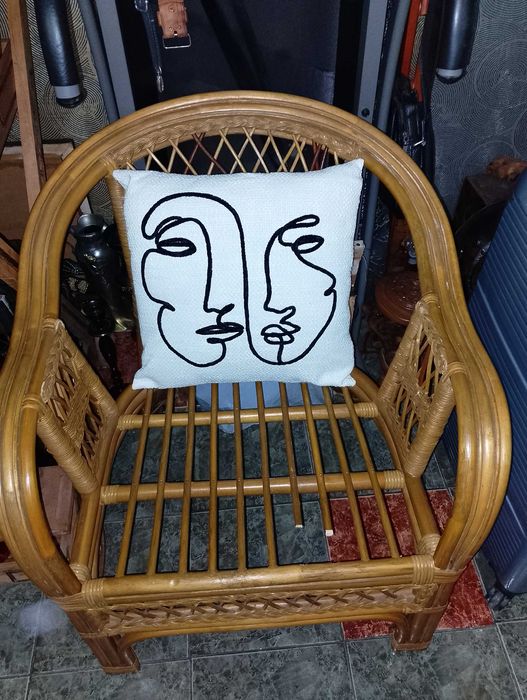 Дърворезбован орел,маса със стойка за списания,стол от ратан ..