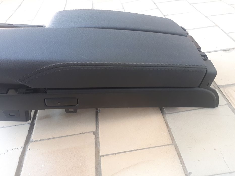 Продам верxную част кришк от бара подлокодника мерс w204 левая сторона