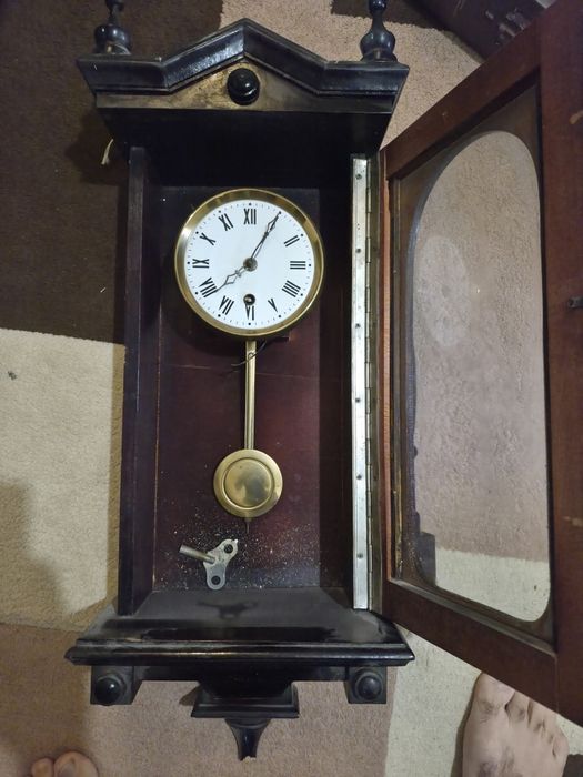 Ceas de perete.    .