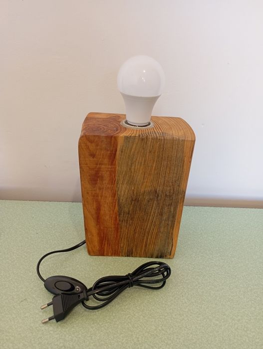Нощна лампа от дърво