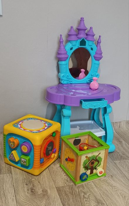 Детски играчки. Тоалетка за гримиране. Интерактивни кубчета