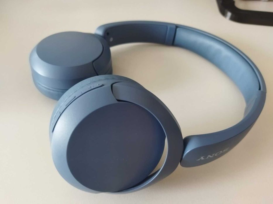 Продавам НОВИ Sony WH-CH520 (син цвят) – безжични слушалки!