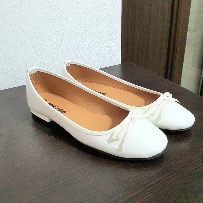 Balerini albi nepurtati