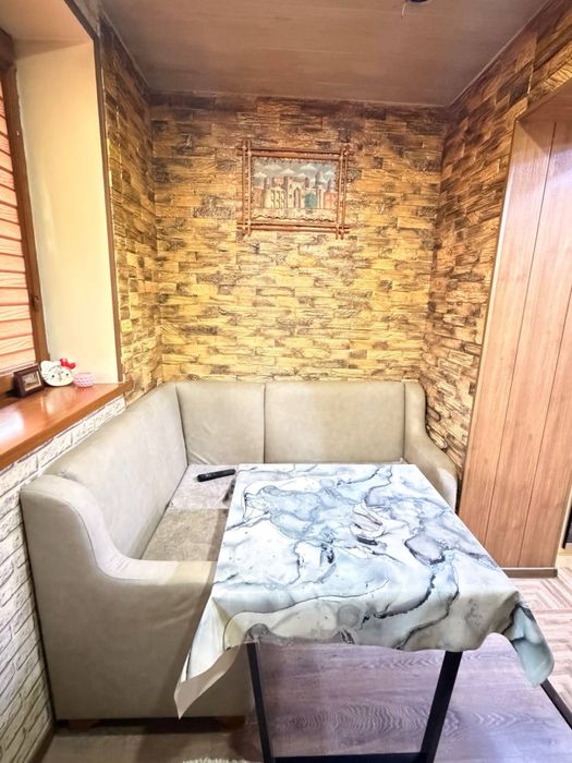 Чиланзар 5.  3комнатная кирпичка 2этаж. С тбстановкой