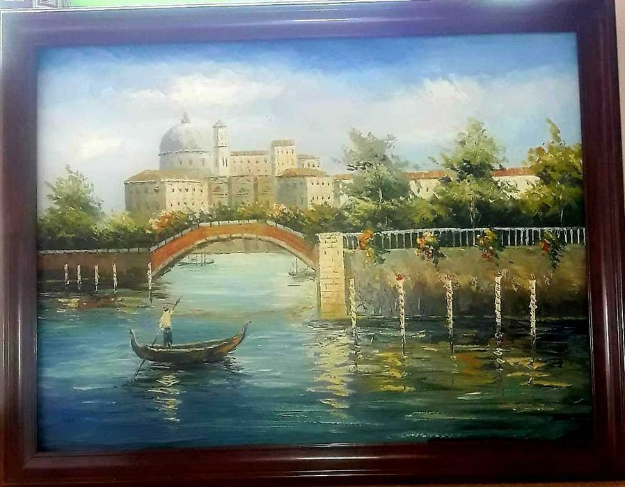 Напольный фонтан, сундуки, картины