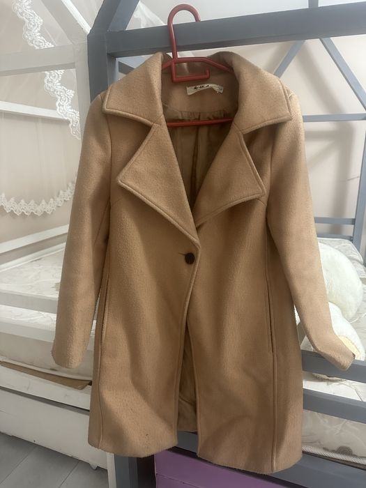 Пальто женское чуть выше колен.
