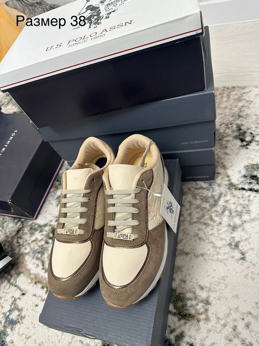 Кроссовки женские