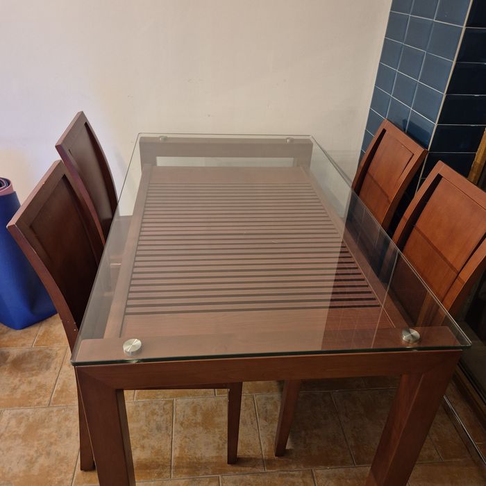 Трапезарна маса с 4 стола, масивно дърво, цвят череша.