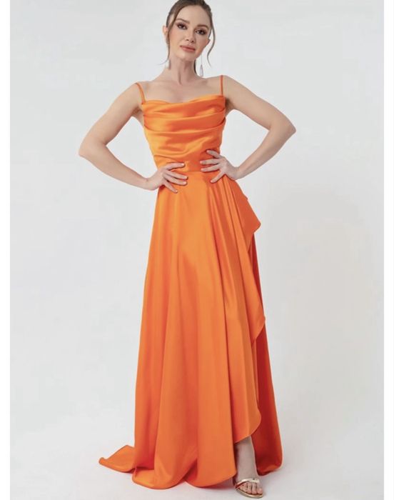 Елегантна дълга оранжева рокля с ефектна кройка