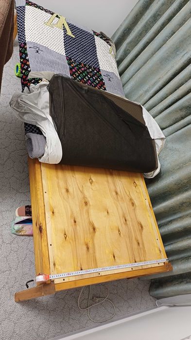 Кровать из дерева. Середине из фанеры. Специально слелано вровень с кр