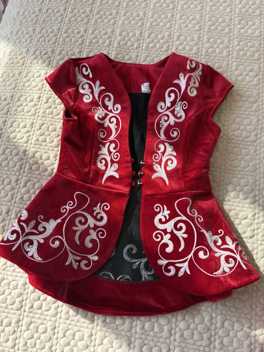 Продам детский камзол на 3-4 года. Примерно 100-104 ростовка.