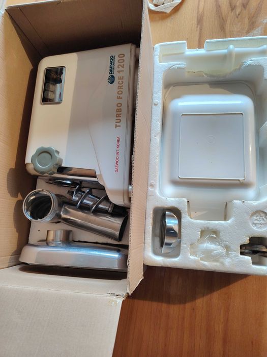 Продам электро мясорубку  DAEWOO