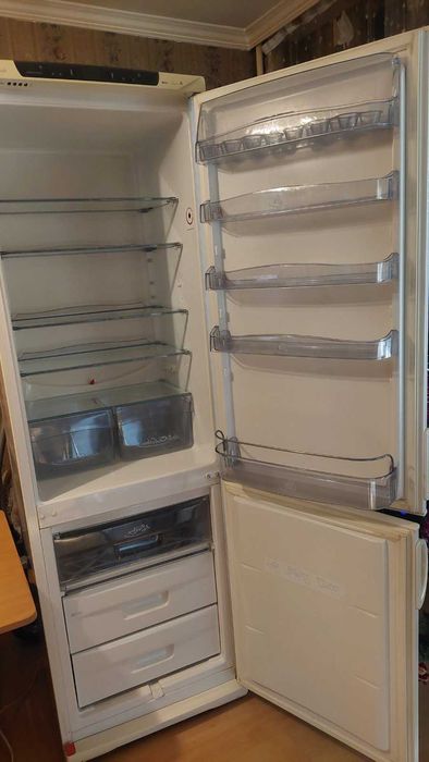 Продавам работещ хладилник с фризер  "Snaige" свободно стоящ
