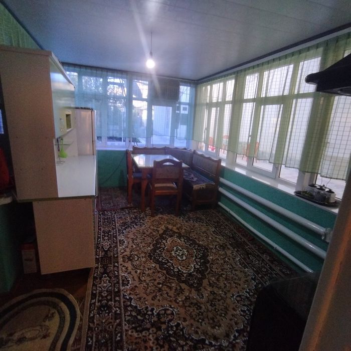 Уй сотилади срочно эски автошкола, хамма мебеллари билан, ремонти яхши