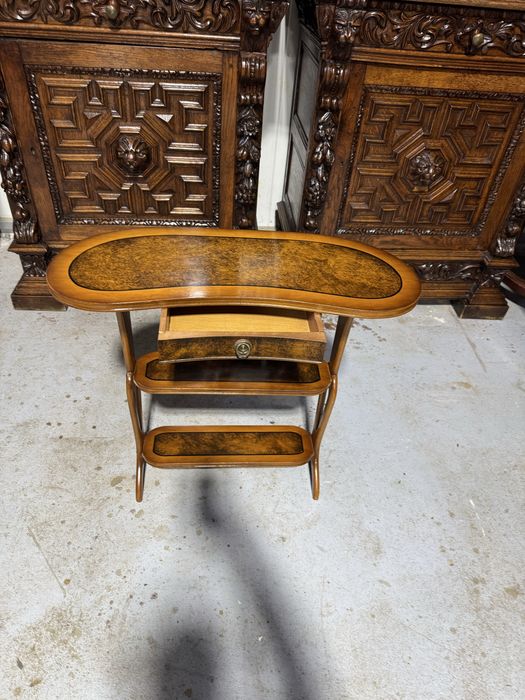 Masuta semiovala din lemn cu sertar