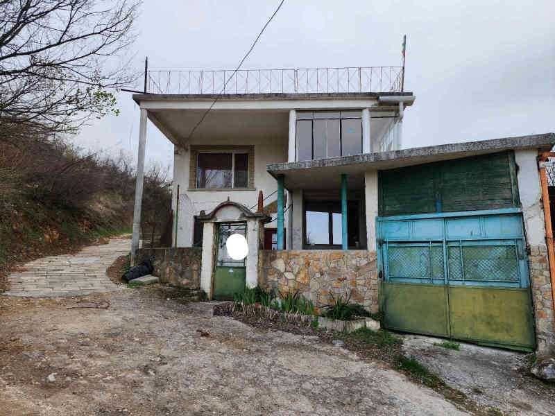 Продава се двуетажна къща с двор в гр. Перущица