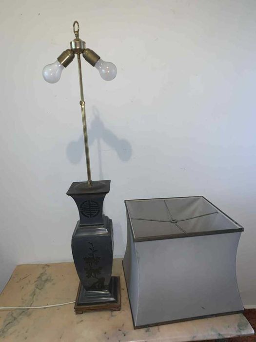 Veioza cu doua becuri amplasate pe suport din alama