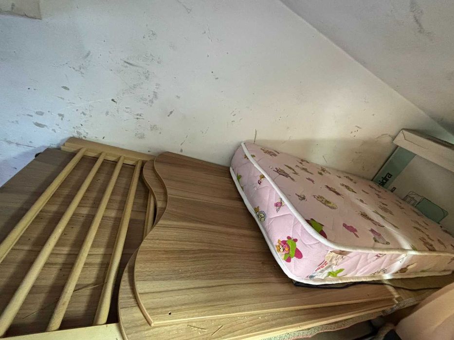 Детско дървено стабилно и елегантно креватче с двулицев матрак 120/ 60