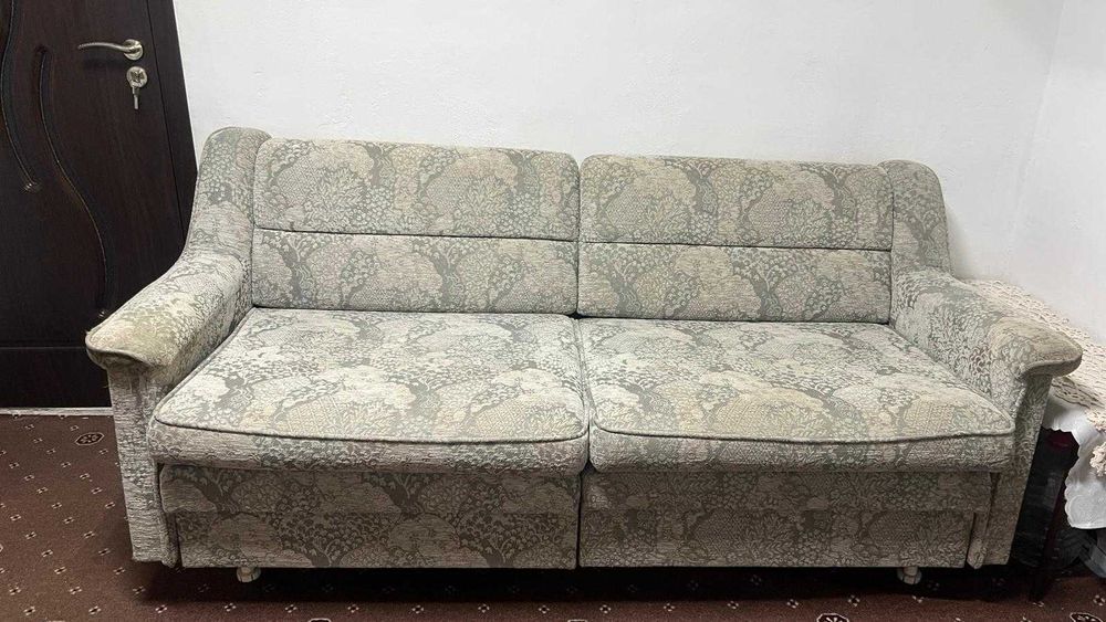 Canapea extensibilă 2 locuri – spațiu dormit 190x160 cm – stare bună