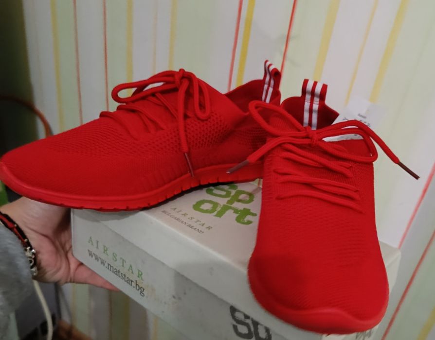 Червени маратонки