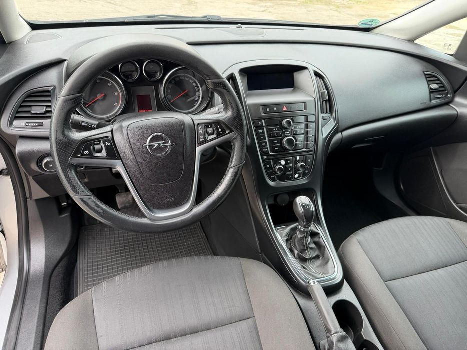 Opel astra j an 2011