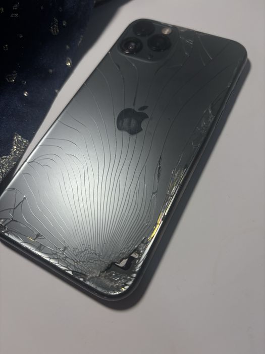 Iphone 11 cu defecte vizibile