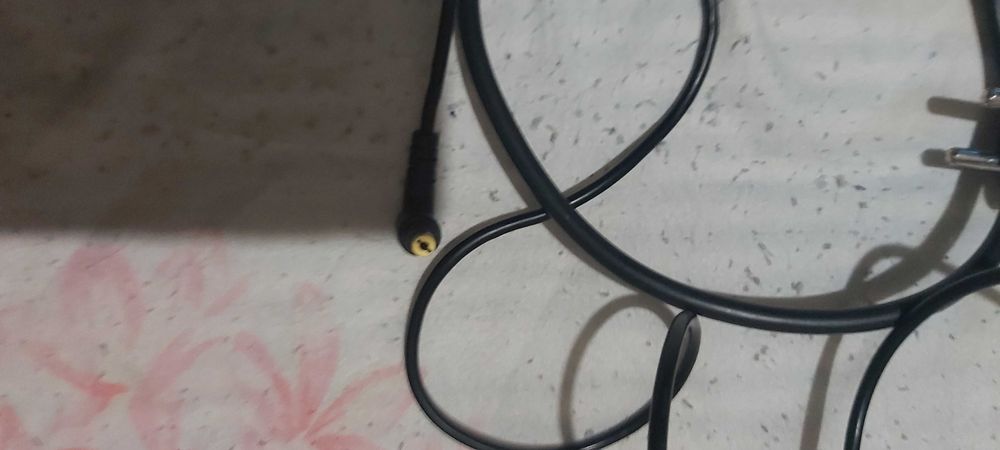 Продавам две зарядни за лаптоп