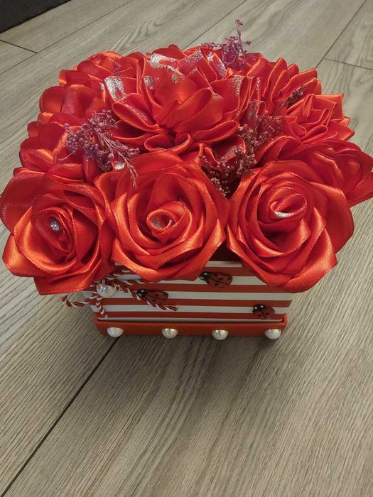 Realizez aranjamente florale și buchete de trandafiri din satin