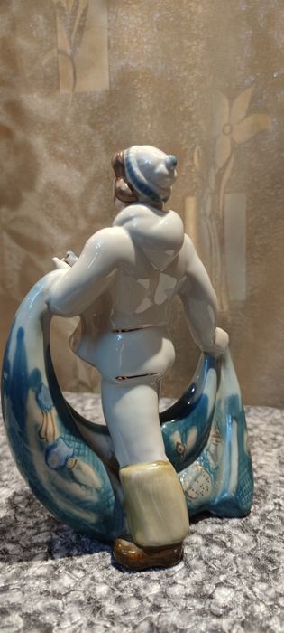 Статуэтка фарфоровая