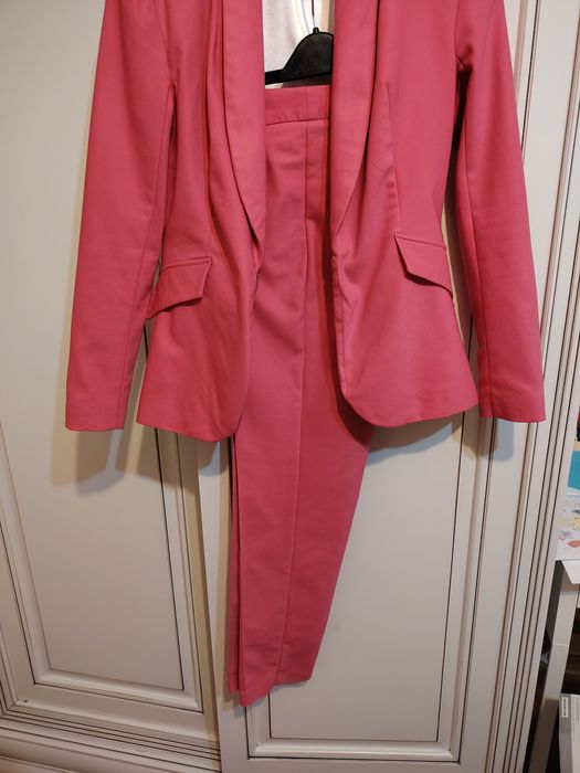 Costum roz mărimea 38 Bby