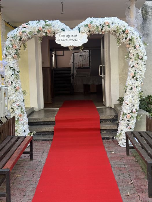 Corturi de inchiriat, mese, scaune, vesela, aranjamente florale