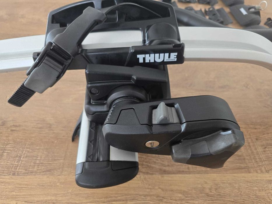 Vând două suporturi THULE pentru bicicletă împreună cu două bare transversale THULE de fixare pe automobil