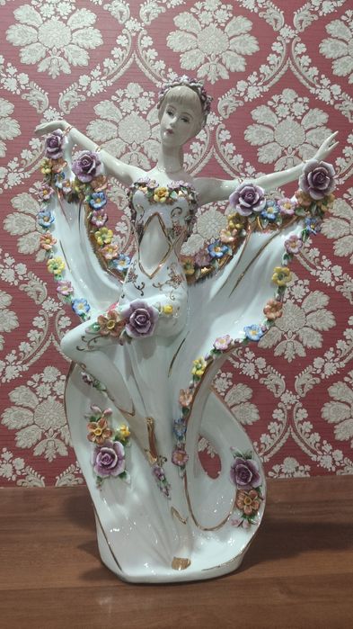 Фарфоровые статуэтки производства Италии, 3 штуки.