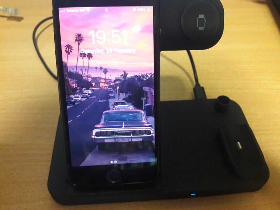 Зарядна станция за Iphone устройства 4 в 1