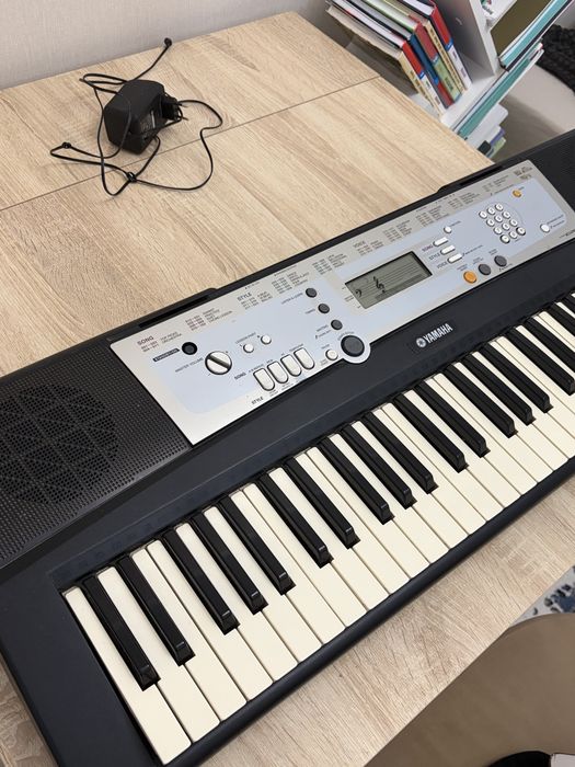 Продаю синтезатор Yamaha Psr-e203