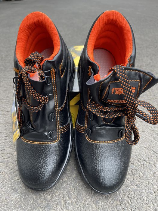 Bocanci de lucru cu bombeu metalic . Nr 39,40,41,42,43,44,45,46