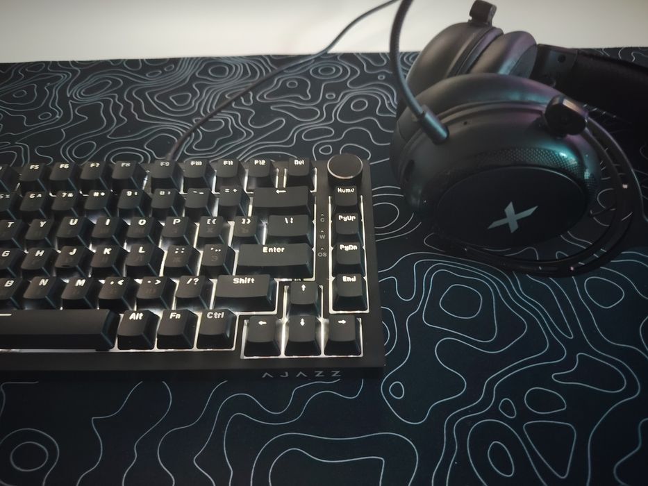 Клавиатура с наушники