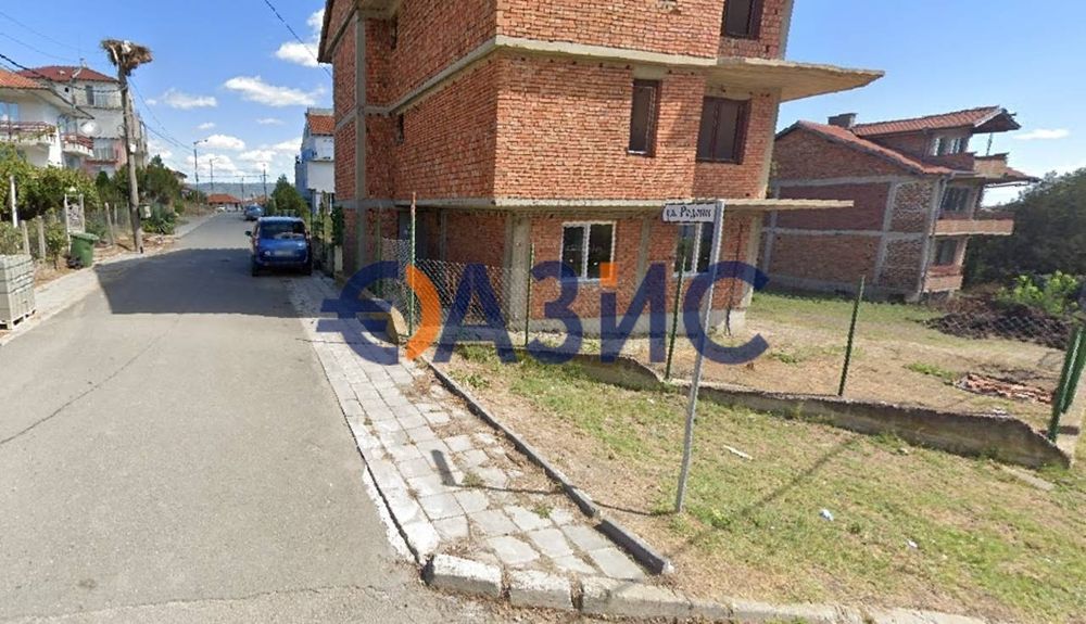 парцел УПИ в Тънково 743 кв. м, височина на застрояване 10 м.