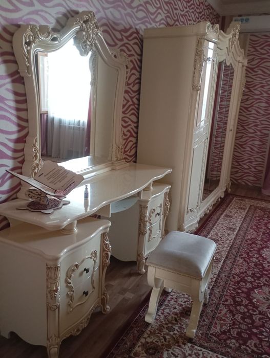 Шкаф, кровать и комод
