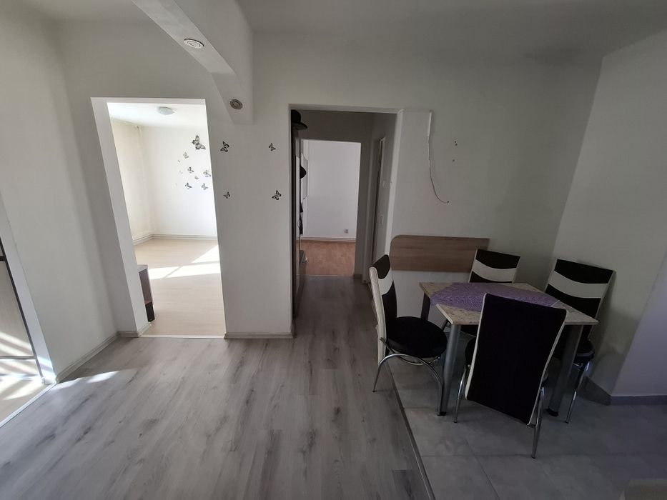 Vând apartment cu trei camere la etajul 3