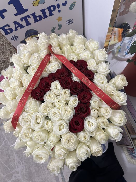 Цветы розы,  101 штук, буква А в L размере, метровые