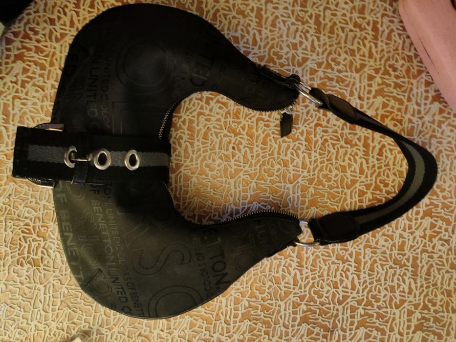 Малка черна чантичка Benetton